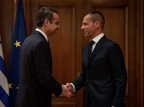 Συνάντηση «αστραπή» και υπογραφή μνημονίου κυβέρνησης με UEFA και FIFA (pics)
