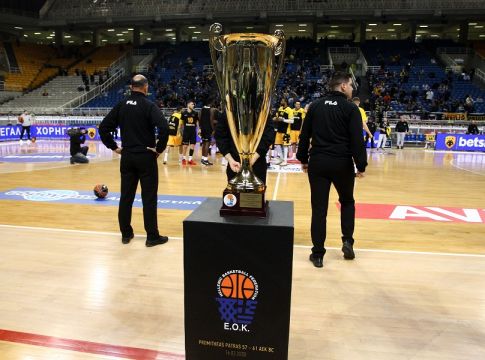 ΑΕΚ: Το λάβαρο του Κυπέλλου στην οροφή του ΟΑΚΑ (pic)