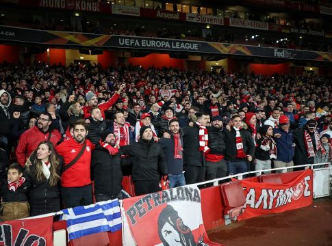 Εντυπωσιακή ατμόσφαιρα από τους οπαδούς του Ολυμπιακού στο Εμιρέιτς (pics)