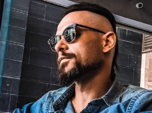 Όσο και αν προσπαθήσετε, δεν θα βρείτε ποιος Έλληνας ηθοποιός είναι! Αγνώριστος! (pics)