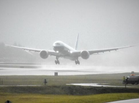 Θρίλερ στον αέρα με Boeing – Ράγισε το παράθυρο του πιλοτηρίου