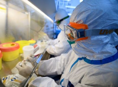 Κοροναϊός : Σκότωσε 143 ανθρώπους σε μια μέρα