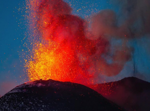 Δείτε πλάνα από την έκρηξη του Ηφαιστείου Μεράπι