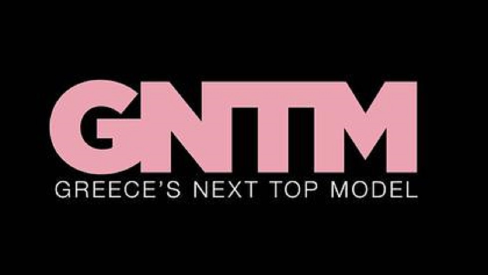 Η «αγρότισσα» του GNTM στο clip του αστυνομικού που τραγούδησε στο Μοναστηράκι και έγινε viral