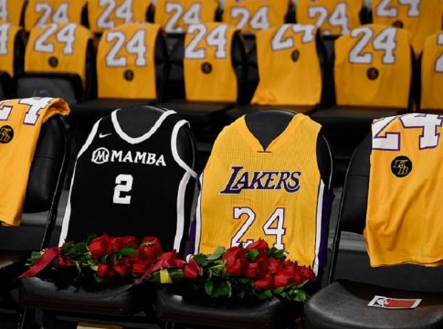 Το μεγάλο αντίο των Λος Άντζελες Λέικερς στον Κόμπι και τη Τζιάνα (vids)