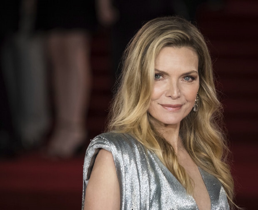 Έχεις δει την κορμάρα της Michelle Pfeiffer στα 61 της χρόνια; Μάλλον μας κοροϊδεύει…