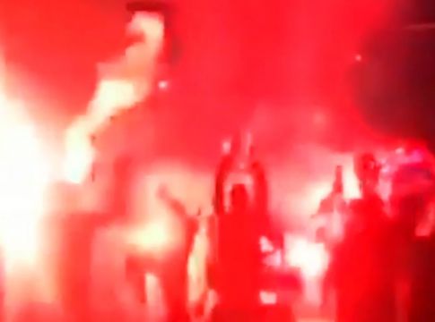 Κάηκε ο Πειραιάς για τον Θρύλο (Video)