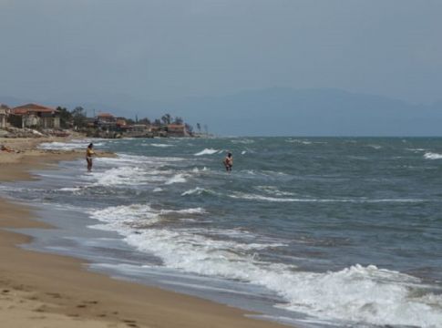 Τραγωδία: Καρχαρίας κατασπάραξε σέρφερ (pics)