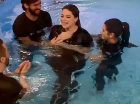 Αντίπαλοι στο γήπεδο, συμ-βαπτιστές εκτός (vid)