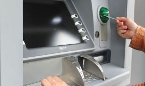 Προσοχή! Έτσι κλέβουν πανεύκολα το PIN και την κάρτα σας από το ΑΤΜ
