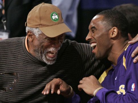 Τεράστιος Μπιλ Ράσελ: Φόρεσε την φανέλα του Κόμπι για να τον τιμήσει (pic)