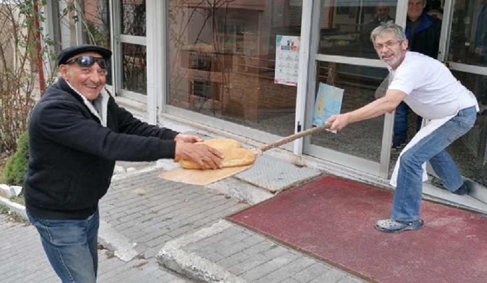 Κορωνοϊός: Ο φούρναρης από την Κοζάνη που δίνει ψωμί με το… φτυάρι!