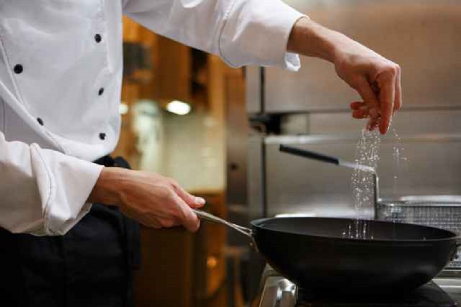 Αν κάνετε αυτά τα λάθη στην κουζίνα κινδυνεύετε με τροφική δηλητηρίαση