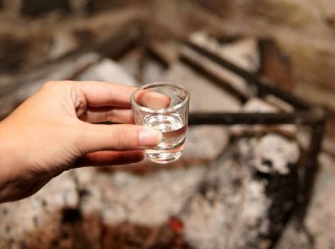 «Καμπάνες» για το χύμα τσίπουρο! Τα πρώτα πρόστιμα άγγιξα τις 25.000 ευρώ