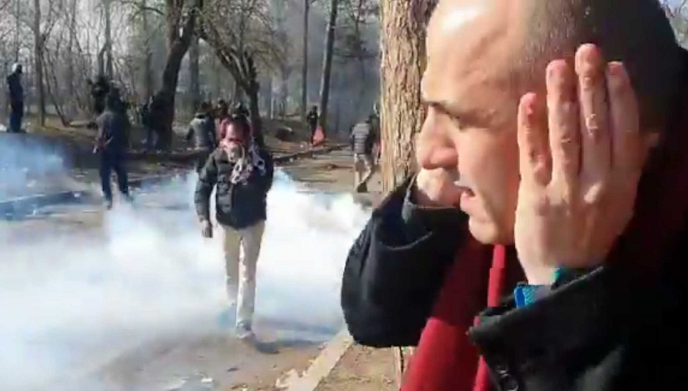Δακρυγόνο περνάει δίπλα από τον δημοσιογράφο Μανώλη Κωστίδη.