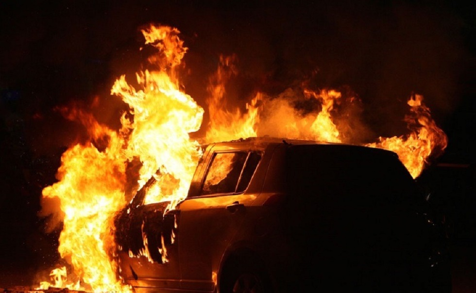 Πήρε φωτιά αυτοκίνητο στην Κρήτη – Προκλήθηκαν ζημιές