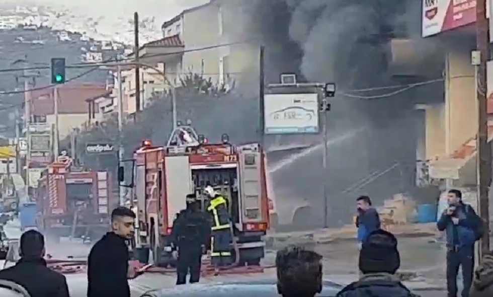 Φωτιά σε συνεργείο αυτοκινήτων στον Γέρακα