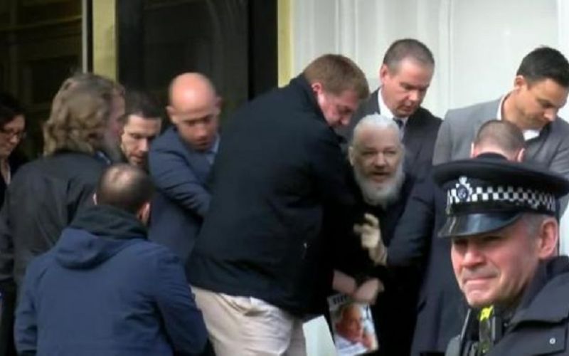 Ομάδα 117 γιατρών καταγγέλλει «ψυχολογικά βασανιστήρια» στον Τζούλιαν Ασάνζ