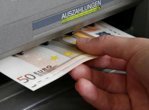 Αλλάζει σήμερα το όριο των ανέπαφων συναλλαγών