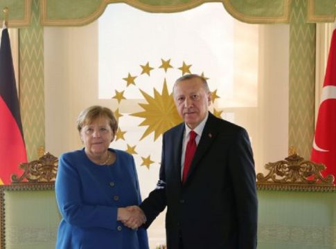 Τα ανοιχτά μικρόφωνα τούς πρόδωσαν: Ανένδοτοι οι Τούρκοι, λέει η Γερμανία – «Μασάζ» Μέρκελ σε Ερντογάν