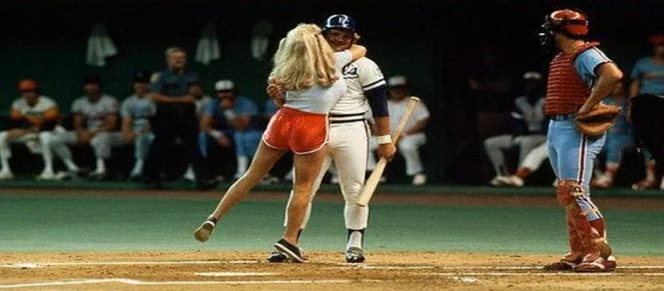 «Καυτός» εισβολέας: Η ξανθιά καλλονή που διέκοψε 40 ματς για να φιλήσει παίκτες