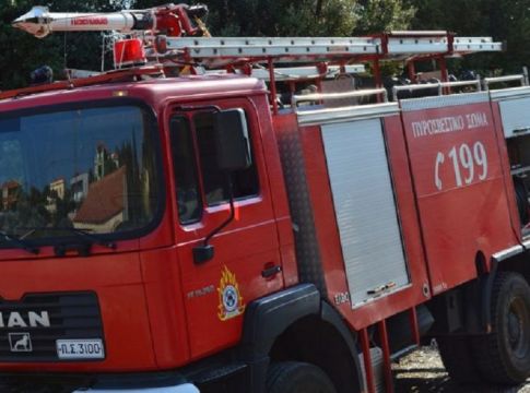 Κατασβέστηκε πυρκαγιά σε σε παροπλισμένο πλοίο στο Πέραμα