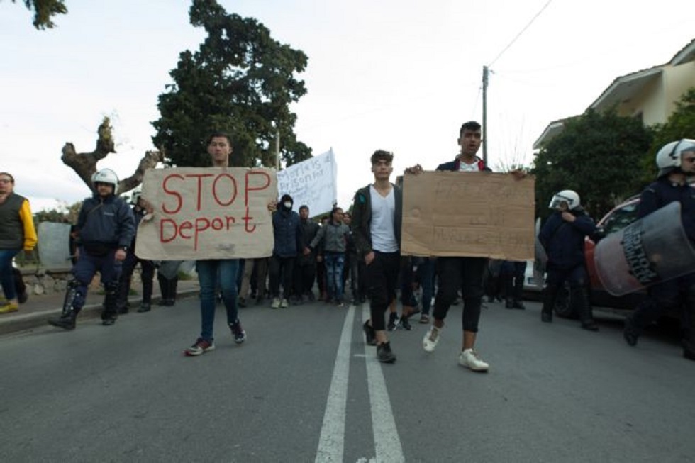 Εκρηκτική η κατάσταση στη Μόρια : Στους δρόμους οι πρόσφυγες – Πώς απαντά η κυβέρνηση