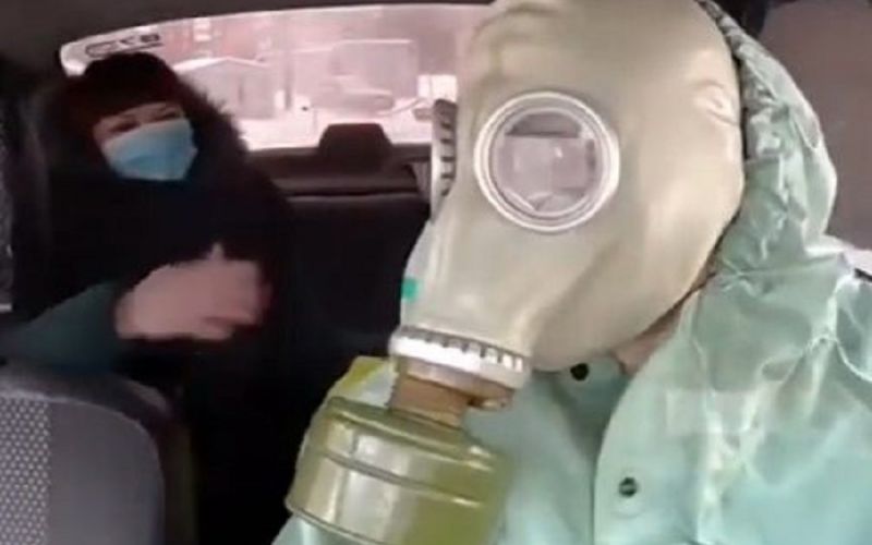 Ταξιτζής στη Ρωσία καταπολεμά την υστερία του κορονοϊού… με πλήρη προστατευτικό εξοπλισμό