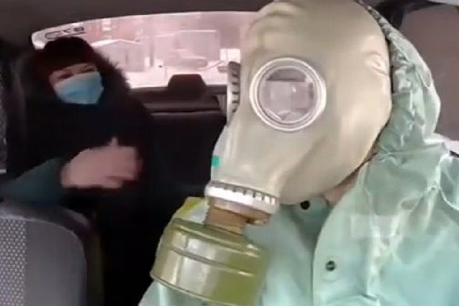 Ταξιτζής στη Ρωσία καταπολεμά την υστερία του κορονοϊού… με πλήρη προστατευτικό εξοπλισμό