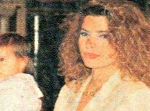 Το κοριτσάκι που βάφτισε η Μενεγάκη μεγάλωσε – Ποια γνωστή τραγουδίστρια είναι