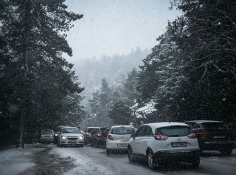Στα λευκά «ντύθηκε» η Πάρνηθα