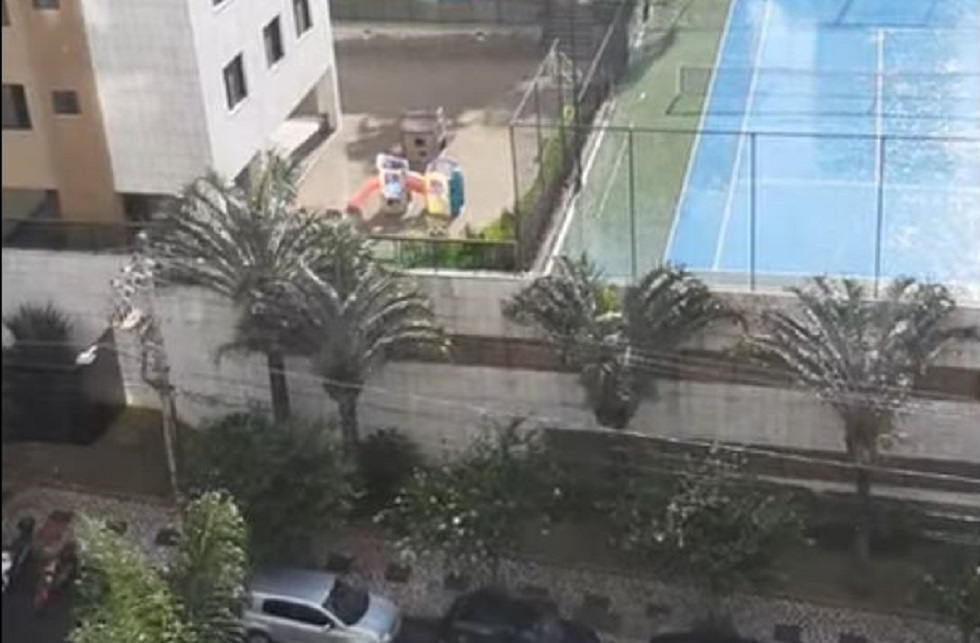 Του έπεσε το κινητό από τον 10ο όροφο – Αυτό που έγινε μετά δεν θα το ξεχάσει ποτέ (video)