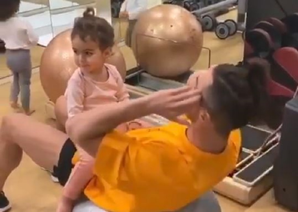 Ο Κριστιάνο Ρονάλντο κάνει γυμναστική με την κόρη του! (vid)
