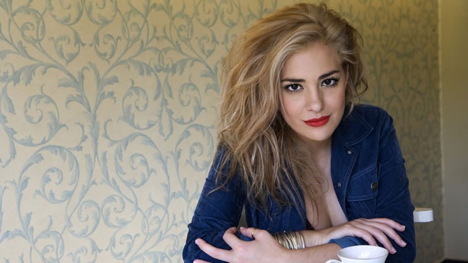 Νατάσα Μποφίλιου: Με total back look και η λεπτομέρεια που παρατηρήσαμε