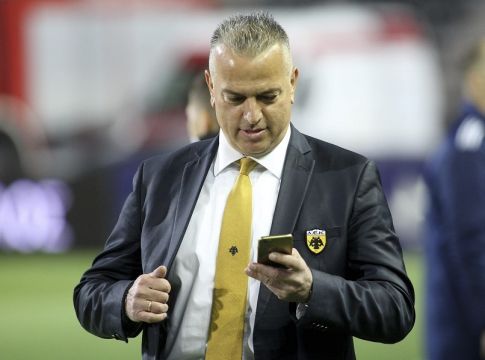 Στεφάνια από τον Δημητριάδη στο μνημείο της θύρας 3