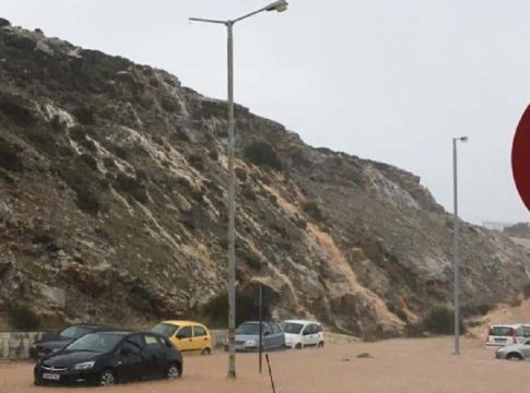 Η κακοκαιρία σάρωσε τη Ρόδο: Ποτάμια οι δρόμοι – Πλημμύρισε το αεροδρόμιο της Ικαρίας