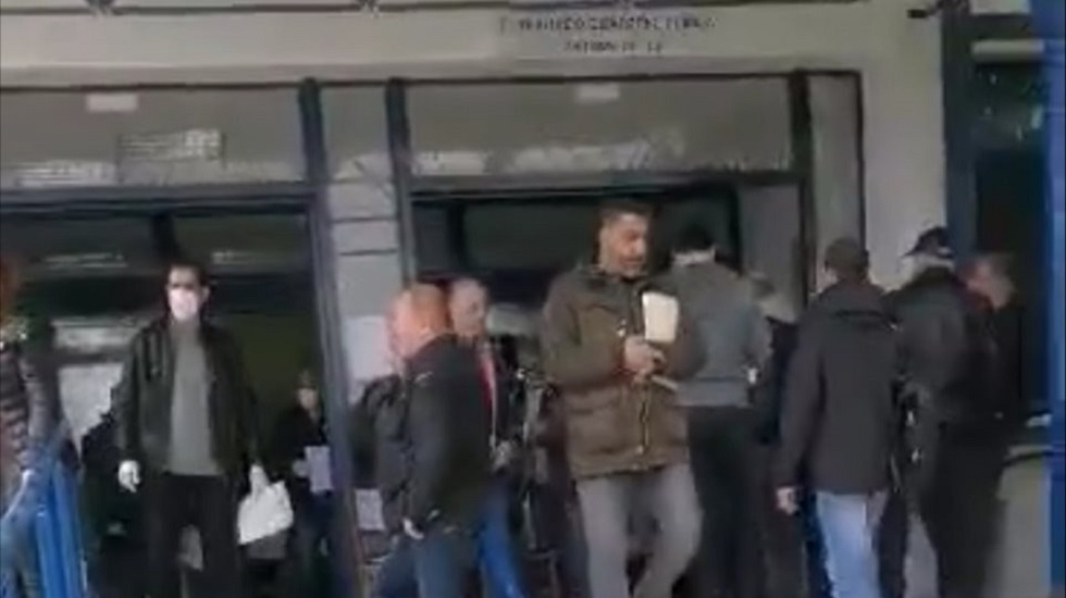 Κορωνοϊός: Απίστευτος συνωστισμός στο Γ’ Τελωνείο Πειραιά (βίντεο)