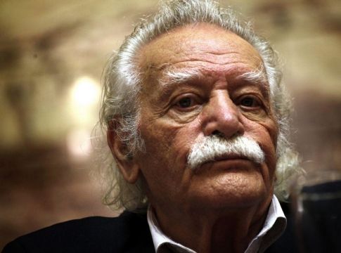 Μανώλης Γλέζος, η φλόγα που δεν τρέμει