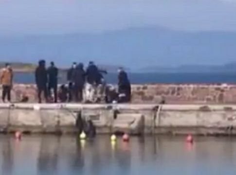 ΒΙΝΤΕΟ: Ξηλοκόπησαν μέλη ΜΚΟ στην Μυτιλήνη – Επιχειρούν να βοηθήσουν μετανάστες να αποβιβαστούν από τις βάρκες στο λιμάνι της Θερμής