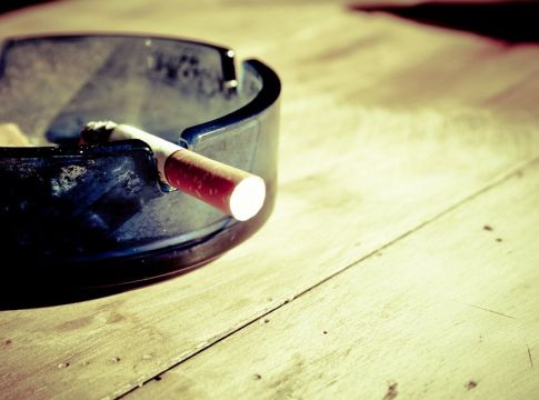 Προειδοποίηση Μπεχράκη: Και από το τσιγάρο μεταδίδεται ο κορωνοϊός!