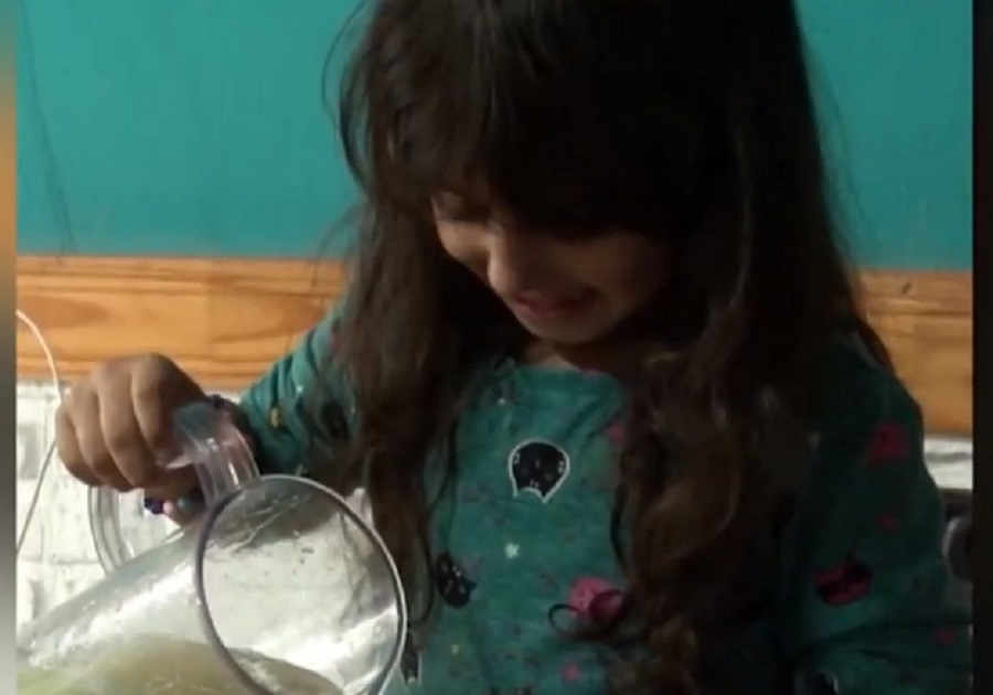 5χρονο κοριτσάκι φτιάχνει αντισηπτικό τζελ, το προσφέρει δωρεάν και συγκινεί το διαδίκτυο (ΒΙΝΤΕΟ)