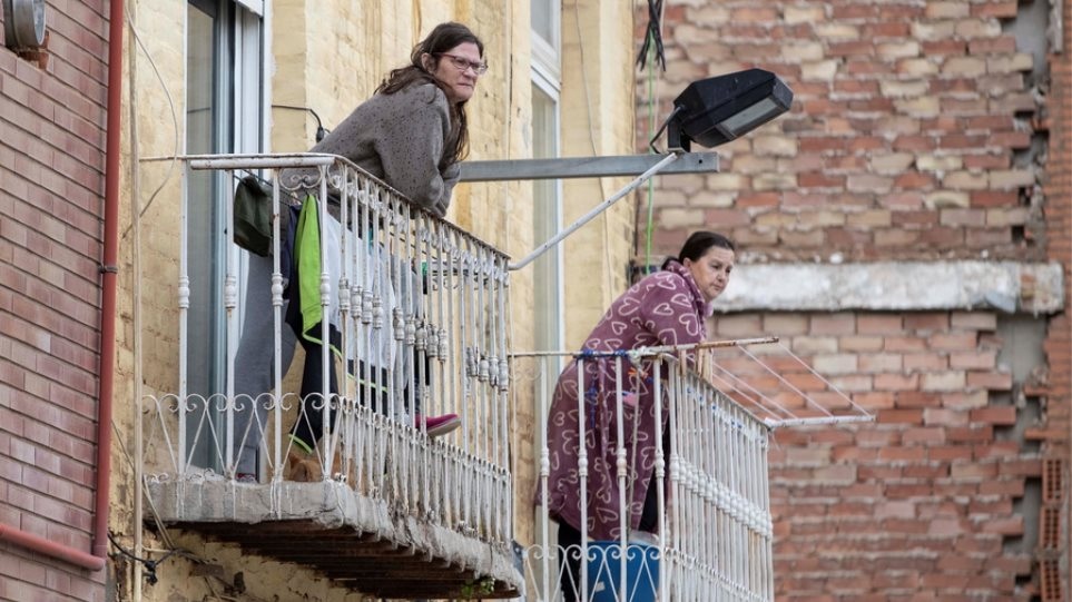 Κορωνοϊός: Η «αστυνομία των μπαλκονιών» – Το νέο φαινόμενο που έφερε η πανδημία στις κοινωνίες μας