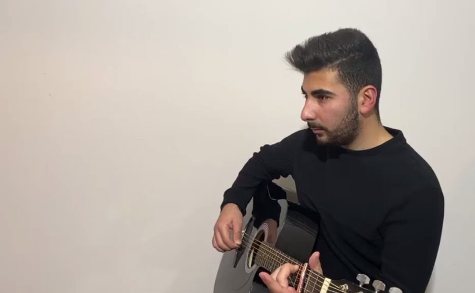 Παντελής Παντελίδης: Ο μικρός αδερφός του, Κωνσταντίνος, τραγουδά στο YouTube και τον θυμίζει ανατριχιαστικά