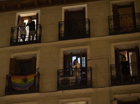 Ισπανία: Προπηλακίζουν, φτύνουν και βρίζουν όσους βλέπουν να κυκλοφορούν – Η «Αστυνομία των μπαλκονιών»