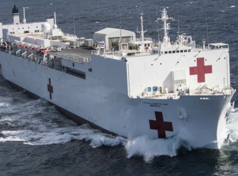 Κορωνοϊός: Το μεγαλύτερο πλωτό νοσοκομείο έπιασε λιμάνι…