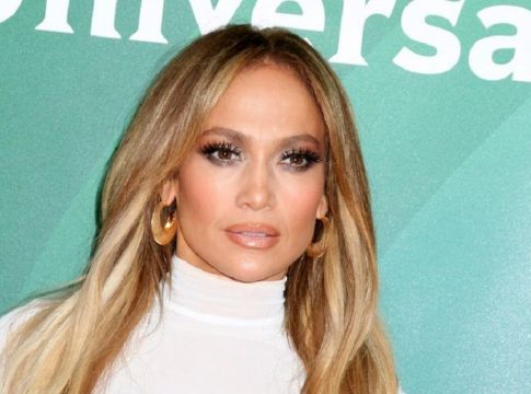Η Jennifer Lopez κάνει ηλιοθεραπεία σε παραλία του Μαϊάμι με το πιο καυτό ολόσωμο μαγιό