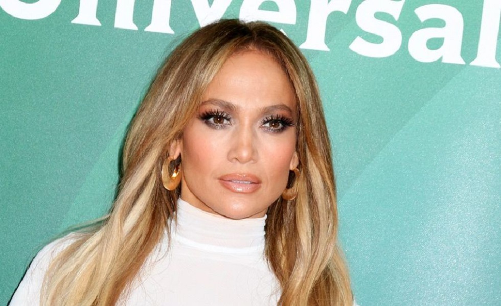 Η Jennifer Lopez κάνει ηλιοθεραπεία σε παραλία του Μαϊάμι με το πιο καυτό ολόσωμο μαγιό