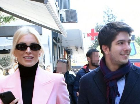 Η Κατερίνα Καινούργιου με chic εμφάνιση στο κέντρο της Αθήνας