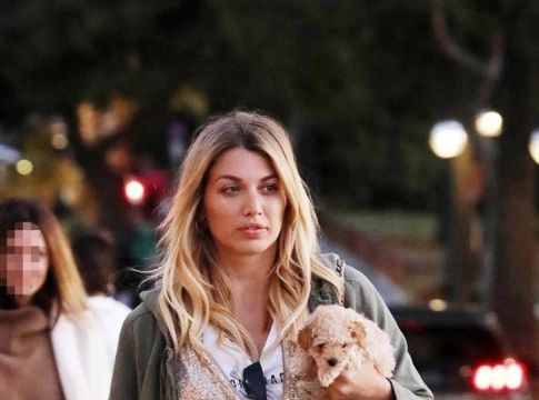 Oι βόλτες της Κωνσταντίνας Σπυροπούλου με casual look στα Νότια Προάστια
