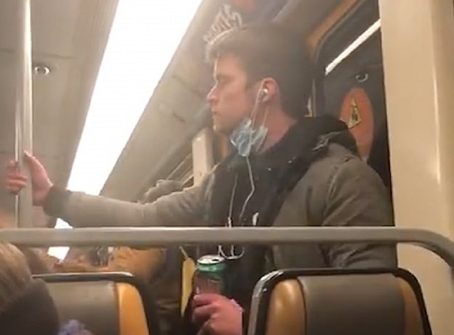 Κοροναϊός: Πανικός στο μετρό των Βρυξελλών – Νεαρός ασθενής έγλειφε τα χέρια του και άγγιζε τις χειρολαβές
